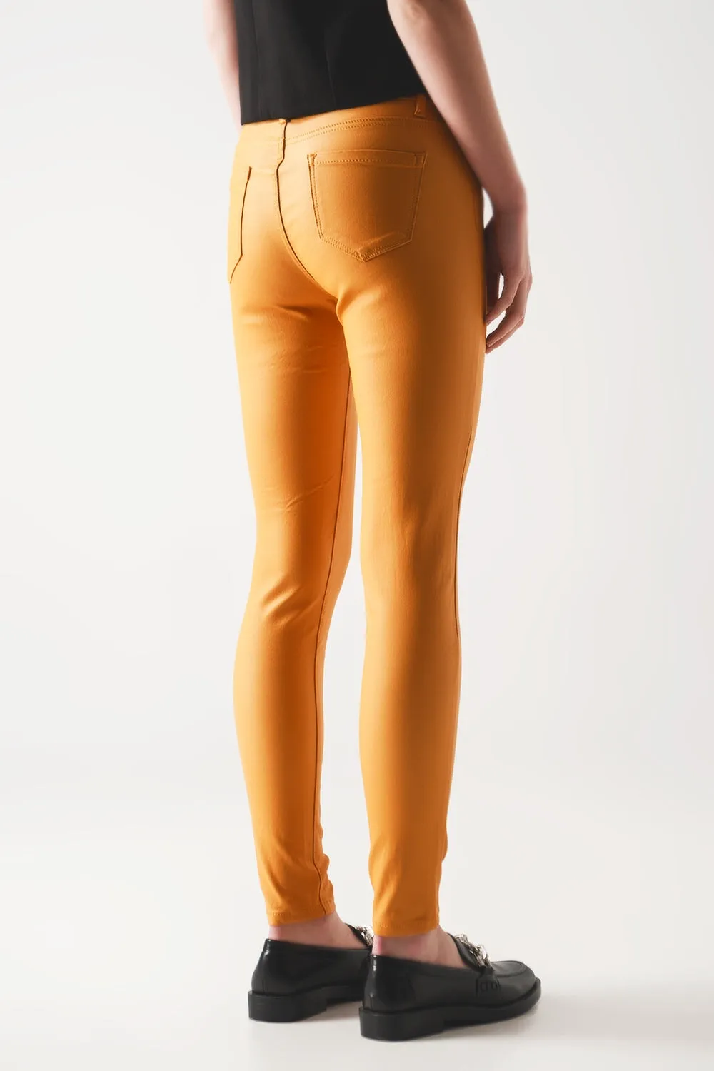 Coated pants in orange